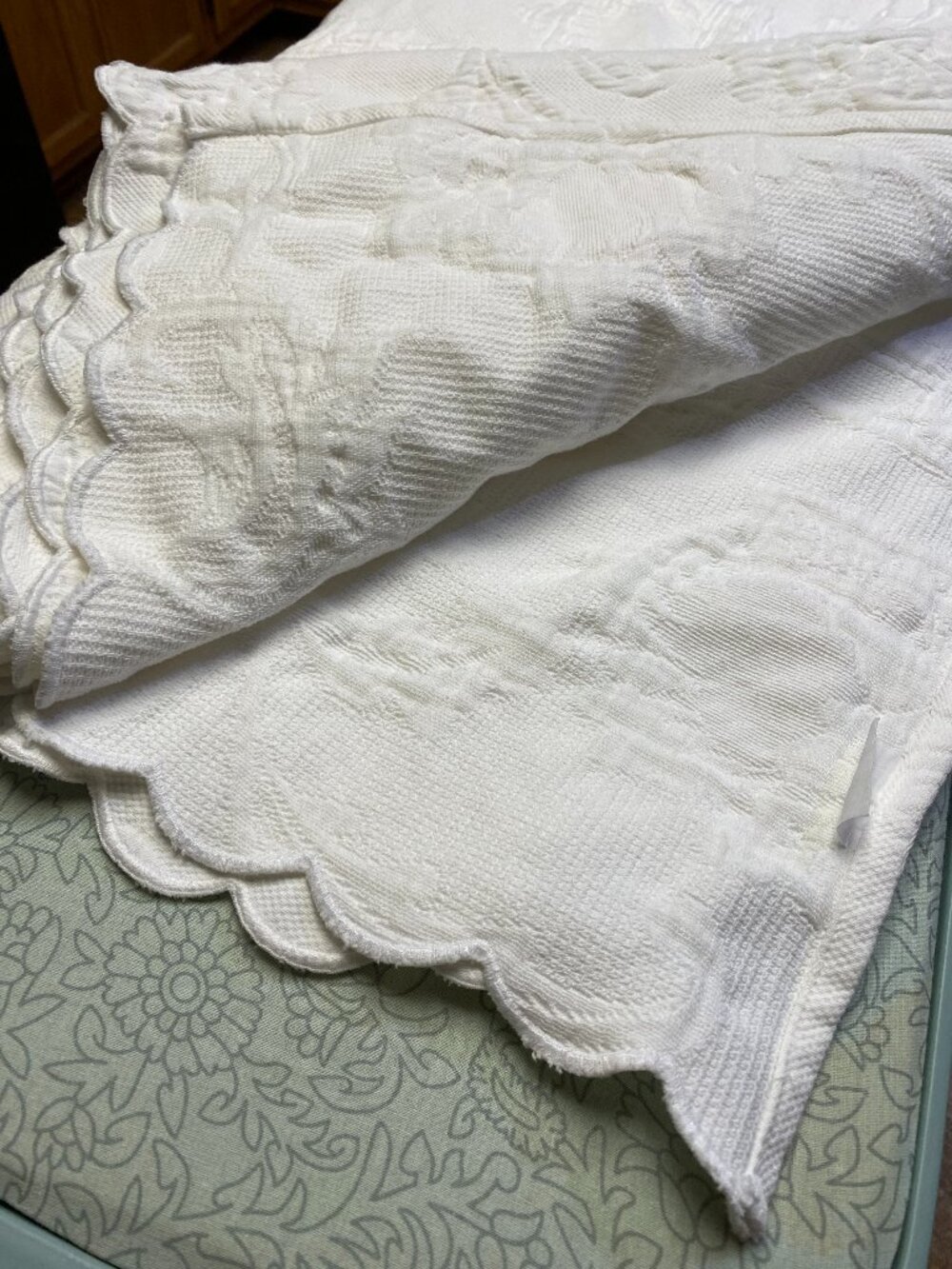 White Embroidered Bed Coverlet Scalloped Floral Texture Size Full